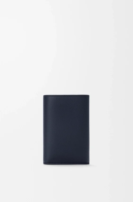 Cartera pequeña vertical «Anagram» en piel de becerro con grano de Pebble Cartera pequeña vertical «Anagram» en piel de becerro con grano de Pebble