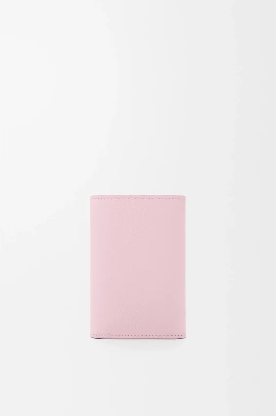 Cartera pequeña vertical «Anagram» en piel de becerro con grano de Pebble Cartera pequeña vertical «Anagram» en piel de becerro con grano de Pebble