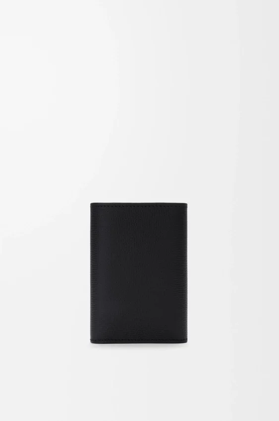 Cartera pequeña vertical «Anagram» en piel de becerro con grano de Pebble Cartera pequeña vertical «Anagram» en piel de becerro con grano de Pebble