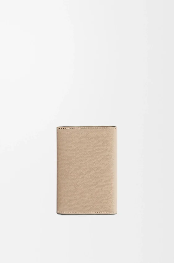 Cartera pequeña vertical «Anagram» en piel de becerro con grano de Pebble Cartera pequeña vertical «Anagram» en piel de becerro con grano de Pebble