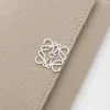 Cartera pequeña vertical «Anagram» en piel de becerro con grano de Pebble Cartera pequeña vertical «Anagram» en piel de becerro con grano de Pebble