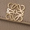 Cartera pequeña vertical «Anagram» en piel de becerro con grano de Pebble Cartera pequeña vertical «Anagram» en piel de becerro con grano de Pebble