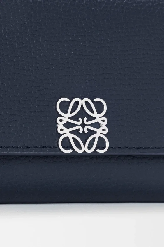 Cartera pequeña vertical «Anagram» en piel de becerro con grano de Pebble Cartera pequeña vertical «Anagram» en piel de becerro con grano de Pebble