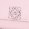 Cartera pequeña vertical «Anagram» en piel de becerro con grano de Pebble Cartera pequeña vertical «Anagram» en piel de becerro con grano de Pebble
