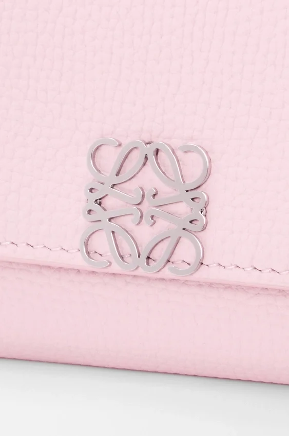 Cartera pequeña vertical «Anagram» en piel de becerro con grano de Pebble Cartera pequeña vertical «Anagram» en piel de becerro con grano de Pebble