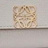 Cartera pequeña vertical «Anagram» en piel de becerro con grano de Pebble Cartera pequeña vertical «Anagram» en piel de becerro con grano de Pebble