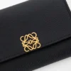 Cartera pequeña vertical «Anagram» en piel de becerro con grano de Pebble Cartera pequeña vertical «Anagram» en piel de becerro con grano de Pebble