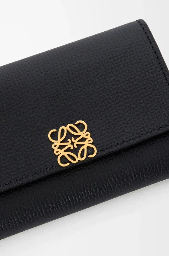 Cartera pequeña vertical «Anagram» en piel de becerro con grano de Pebble Cartera pequeña vertical «Anagram» en piel de becerro con grano de Pebble
