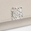 Cartera pequeña vertical «Anagram» en piel de becerro con grano de Pebble Cartera pequeña vertical «Anagram» en piel de becerro con grano de Pebble