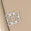 Cartera pequeña vertical «Anagram» en piel de becerro con grano de Pebble Cartera pequeña vertical «Anagram» en piel de becerro con grano de Pebble