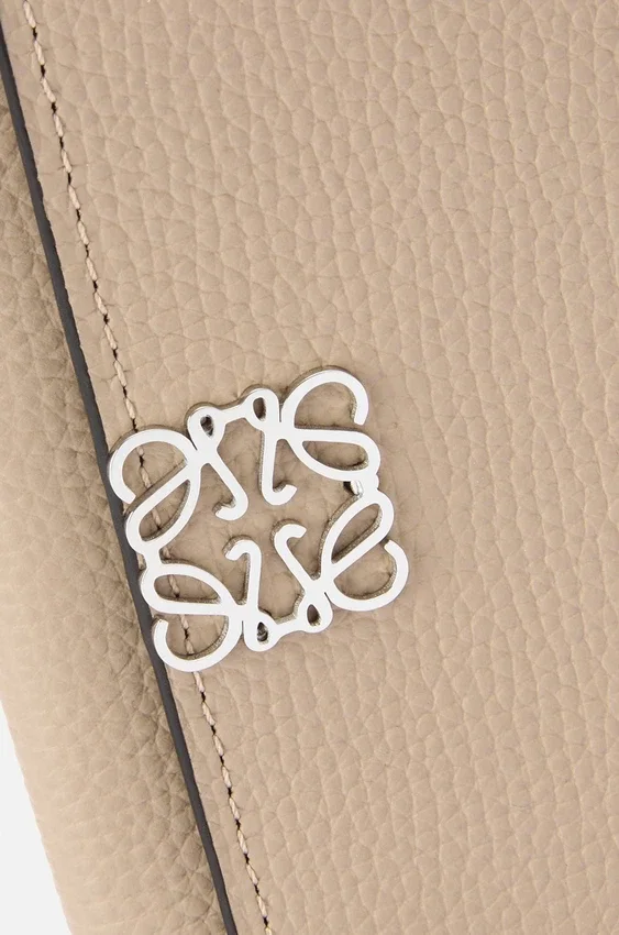 Cartera pequeña vertical «Anagram» en piel de becerro con grano de Pebble Cartera pequeña vertical «Anagram» en piel de becerro con grano de Pebble