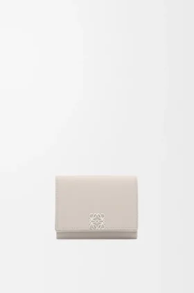 Cartera triple «Anagram» en piel de becerro con grano de Pebble