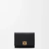 Cartera triple «Anagram» en piel de becerro con grano de Pebble Cartera triple «Anagram» en piel de becerro con grano de Pebble