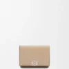 Cartera triple «Anagram» en piel de becerro con grano de Pebble Cartera triple «Anagram» en piel de becerro con grano de Pebble