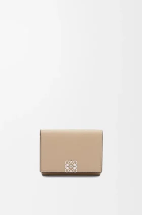 Cartera triple «Anagram» en piel de becerro con grano de Pebble