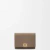 Cartera triple «Anagram» en piel de becerro con grano de Pebble Cartera triple «Anagram» en piel de becerro con grano de Pebble