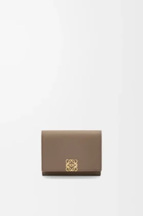 Cartera triple «Anagram» en piel de becerro con grano de Pebble