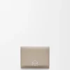 Cartera triple «Anagram» en piel de becerro con grano de Pebble Cartera triple «Anagram» en piel de becerro con grano de Pebble