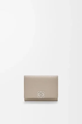 Cartera triple «Anagram» en piel de becerro con grano de Pebble