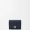 Cartera triple «Anagram» en piel de becerro con grano de Pebble Cartera triple «Anagram» en piel de becerro con grano de Pebble