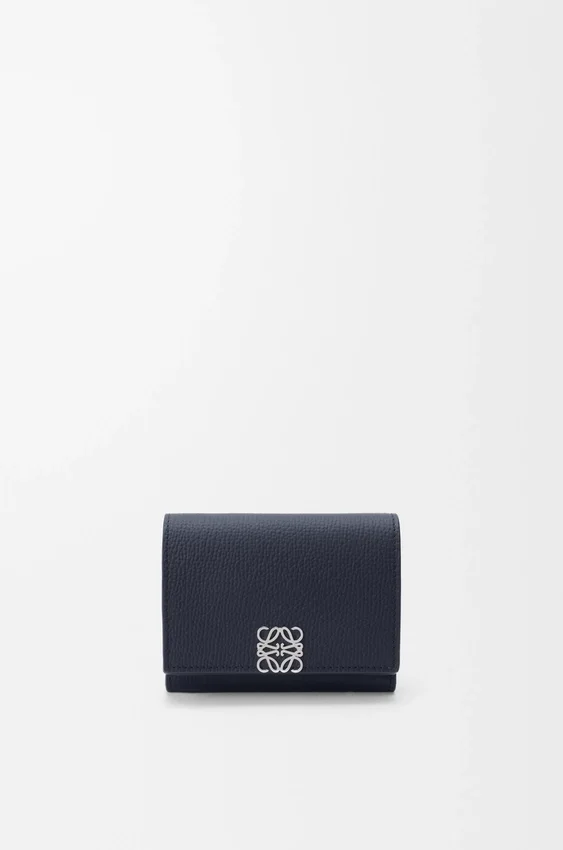 Cartera triple «Anagram» en piel de becerro con grano de Pebble Cartera triple «Anagram» en piel de becerro con grano de Pebble