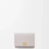 Cartera triple «Anagram» en piel de becerro con grano de Pebble Cartera triple «Anagram» en piel de becerro con grano de Pebble