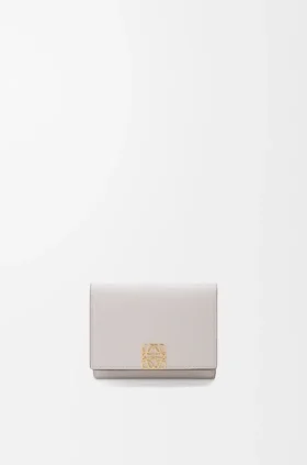 Cartera triple «Anagram» en piel de becerro con grano de Pebble