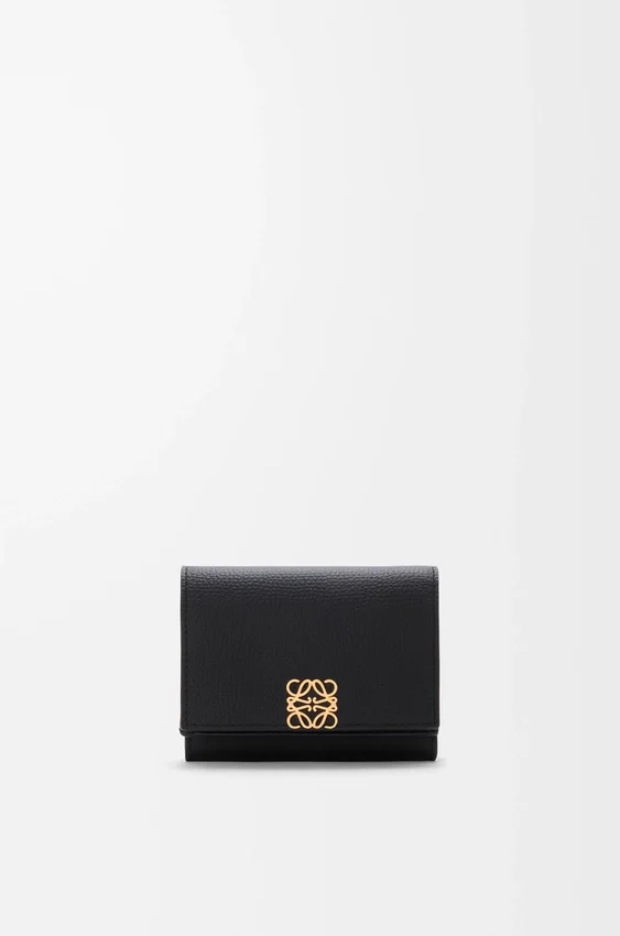 Cartera triple «Anagram» en piel de becerro con grano de Pebble Cartera triple «Anagram» en piel de becerro con grano de Pebble