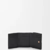 Cartera triple «Anagram» en piel de becerro con grano de Pebble Cartera triple «Anagram» en piel de becerro con grano de Pebble