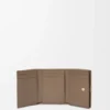 Cartera triple «Anagram» en piel de becerro con grano de Pebble Cartera triple «Anagram» en piel de becerro con grano de Pebble