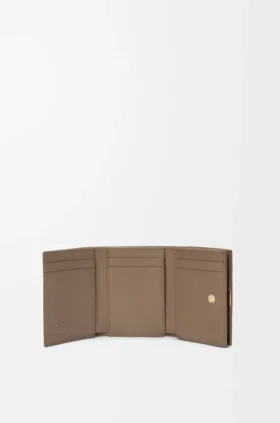 Cartera triple «Anagram» en piel de becerro con grano de Pebble