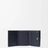 Cartera triple «Anagram» en piel de becerro con grano de Pebble Cartera triple «Anagram» en piel de becerro con grano de Pebble