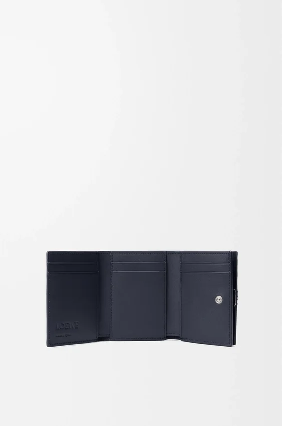 Cartera triple «Anagram» en piel de becerro con grano de Pebble Cartera triple «Anagram» en piel de becerro con grano de Pebble