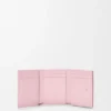 Cartera triple «Anagram» en piel de becerro con grano de Pebble Cartera triple «Anagram» en piel de becerro con grano de Pebble