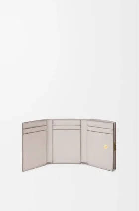 Cartera triple «Anagram» en piel de becerro con grano de Pebble