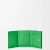 Cartera triple «Anagram» en piel de becerro con grano de Pebble Cartera triple «Anagram» en piel de becerro con grano de Pebble