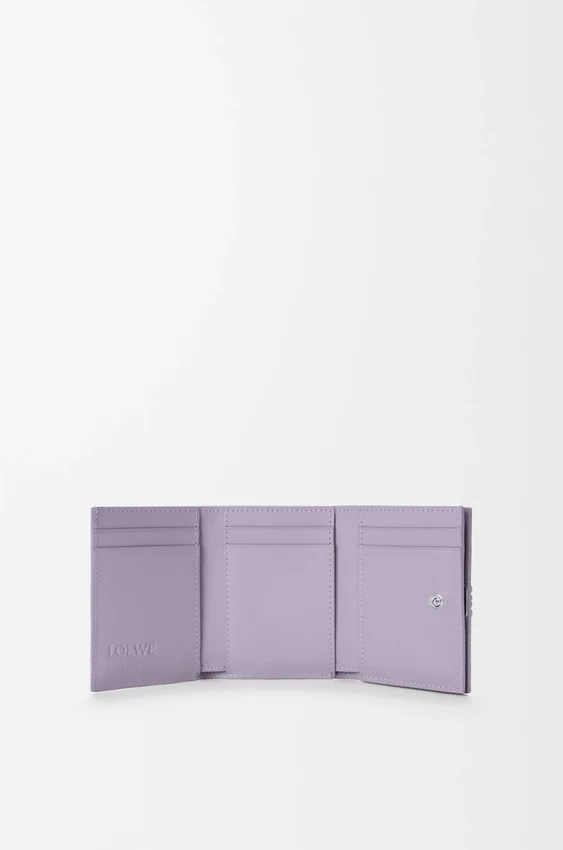 Cartera triple «Anagram» en piel de becerro con grano de Pebble Cartera triple «Anagram» en piel de becerro con grano de Pebble
