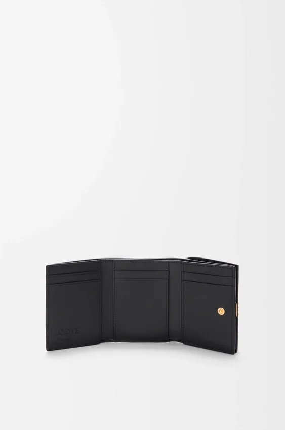 Cartera triple «Anagram» en piel de becerro con grano de Pebble Cartera triple «Anagram» en piel de becerro con grano de Pebble