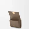 Cartera triple «Anagram» en piel de becerro con grano de Pebble Cartera triple «Anagram» en piel de becerro con grano de Pebble