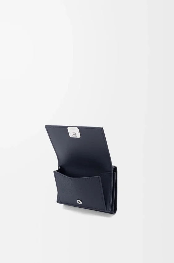 Cartera triple «Anagram» en piel de becerro con grano de Pebble Cartera triple «Anagram» en piel de becerro con grano de Pebble