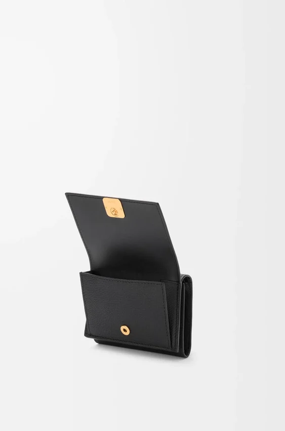 Cartera triple «Anagram» en piel de becerro con grano de Pebble Cartera triple «Anagram» en piel de becerro con grano de Pebble