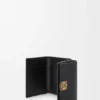 Cartera triple «Anagram» en piel de becerro con grano de Pebble Cartera triple «Anagram» en piel de becerro con grano de Pebble