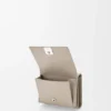 Cartera triple «Anagram» en piel de becerro con grano de Pebble Cartera triple «Anagram» en piel de becerro con grano de Pebble