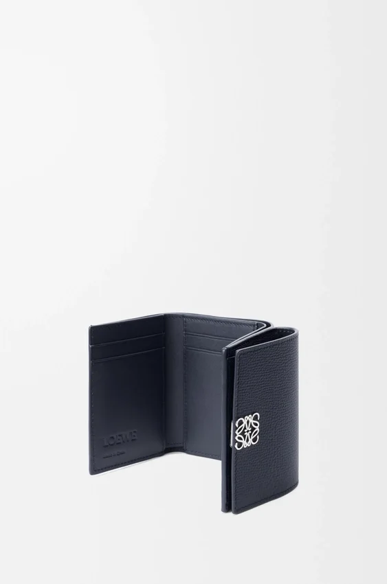 Cartera triple «Anagram» en piel de becerro con grano de Pebble Cartera triple «Anagram» en piel de becerro con grano de Pebble
