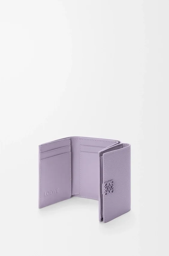 Cartera triple «Anagram» en piel de becerro con grano de Pebble Cartera triple «Anagram» en piel de becerro con grano de Pebble
