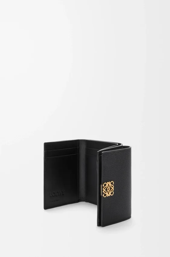 Cartera triple «Anagram» en piel de becerro con grano de Pebble Cartera triple «Anagram» en piel de becerro con grano de Pebble