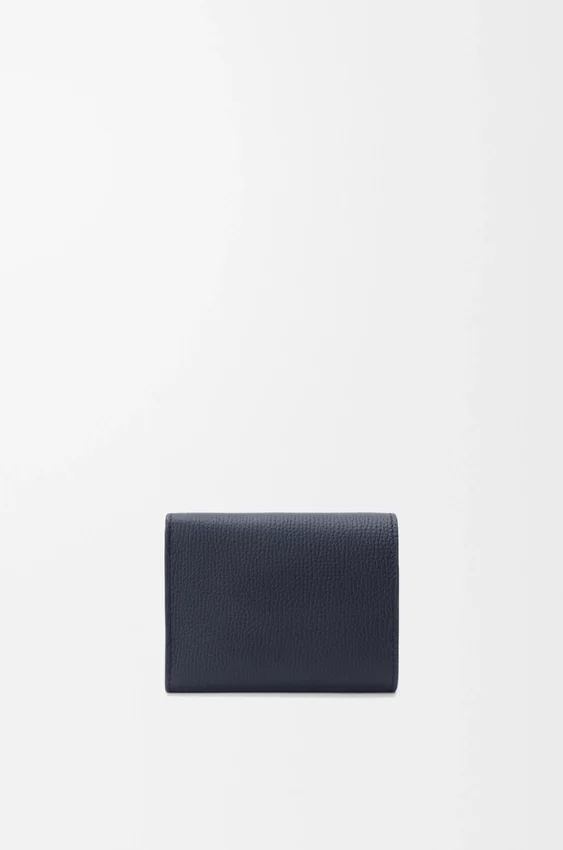 Cartera triple «Anagram» en piel de becerro con grano de Pebble Cartera triple «Anagram» en piel de becerro con grano de Pebble