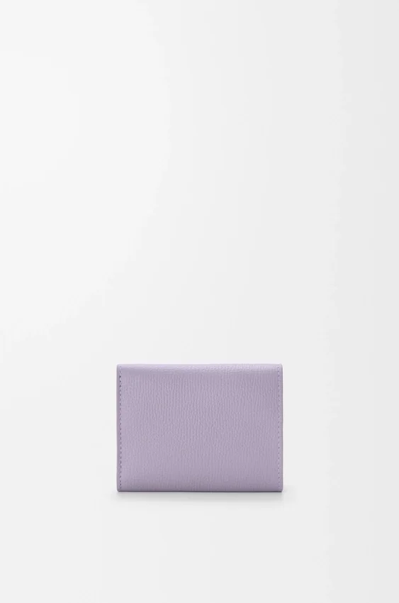 Cartera triple «Anagram» en piel de becerro con grano de Pebble Cartera triple «Anagram» en piel de becerro con grano de Pebble