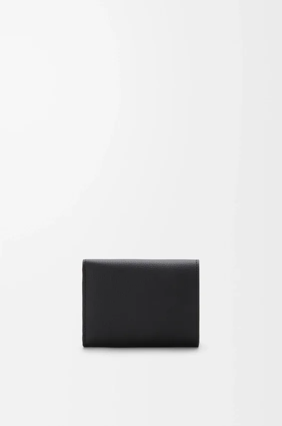 Cartera triple «Anagram» en piel de becerro con grano de Pebble Cartera triple «Anagram» en piel de becerro con grano de Pebble