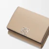 Cartera triple «Anagram» en piel de becerro con grano de Pebble Cartera triple «Anagram» en piel de becerro con grano de Pebble